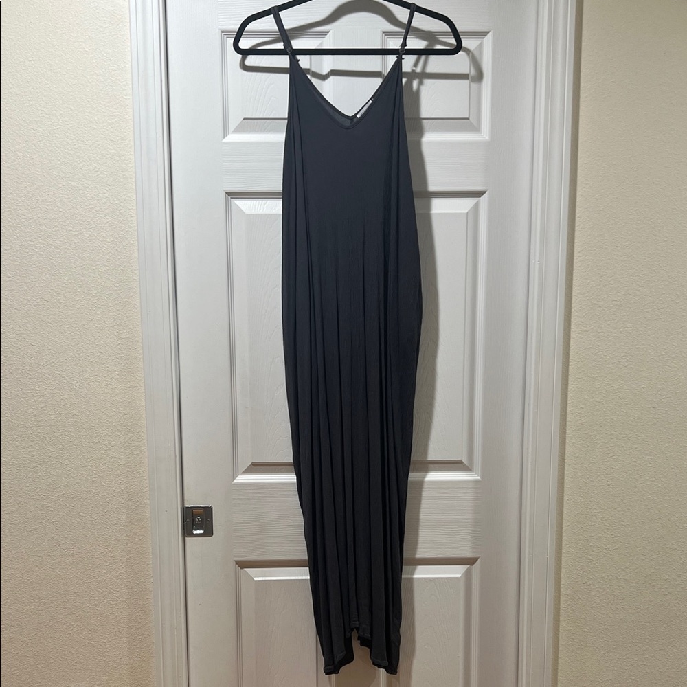 WONDERLAND HNL Maxi Dress with side pockets. Expandable. Flattering to body.